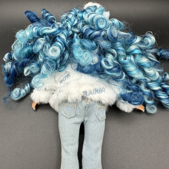 Rainbow High Winter Break Skyler Bradshaw Doll White Jacket Faux Fur Coat Skates - Picture 12 of 12